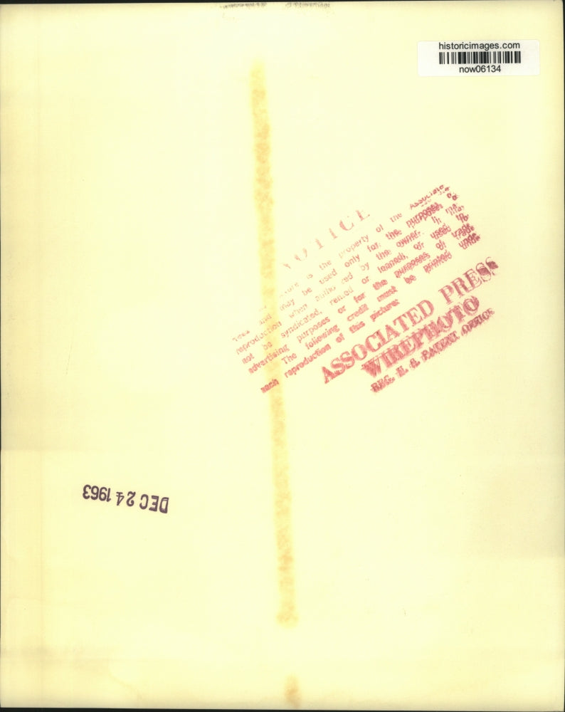 1963 Press Photo Julie Gill of Wichita shows letter from President Johnson