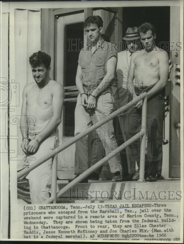 Load image into Gallery viewer, 1966 Press Photo Silas Chester Haddix &amp; other caught prison escapees in TN
