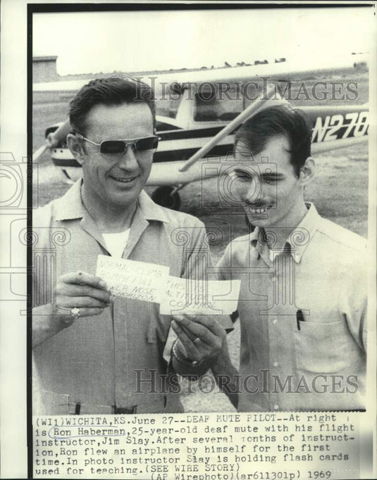 1969 Press Photo Ron Haberman, deaf mute pilot, instructed with flash cards
