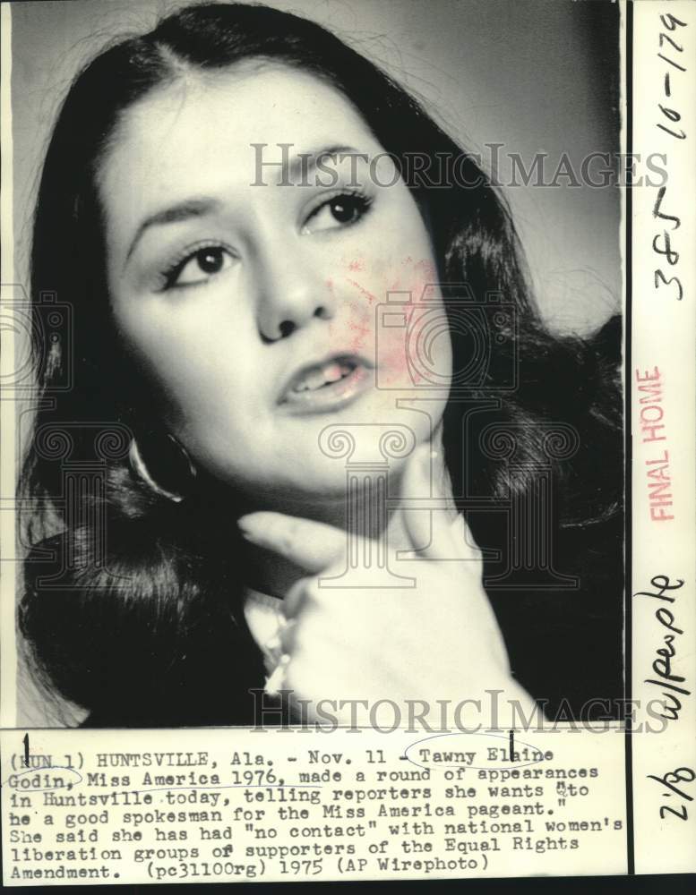 Load image into Gallery viewer, 1975 Press Photo Tawny Elaine Godin, Miss America 1976 with reporters in Alabama
