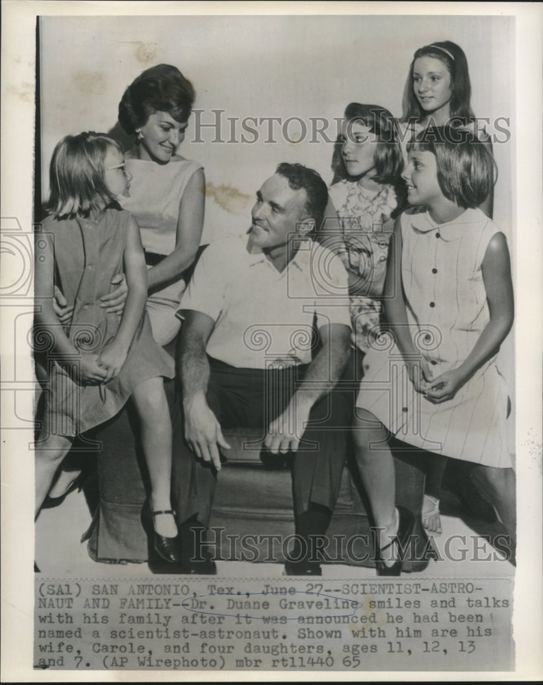 1965 Press Photo Scientist-Astronaut Dr. Duane Graveline with his family