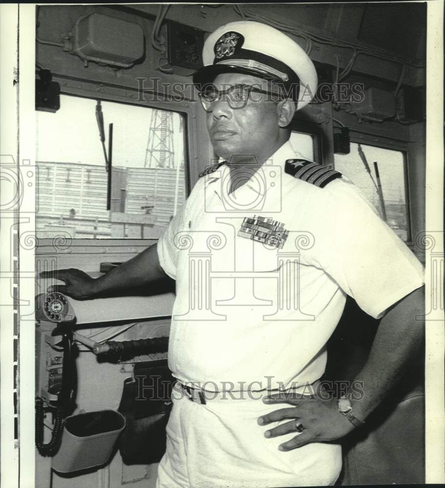 1971 Press Photo Captain Sam Gravely, Jr., aboard ship - now06199