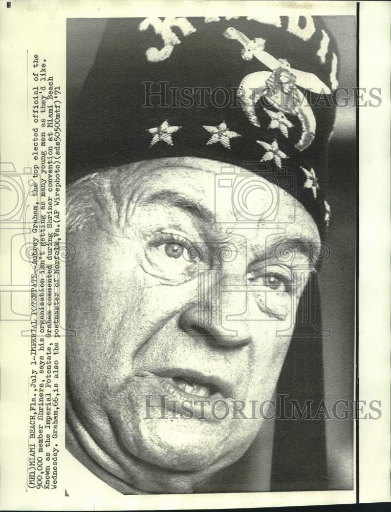 Load image into Gallery viewer, 1971 Press Photo Shriner Imperial Potentate Aubrey Graham at Miami convention
