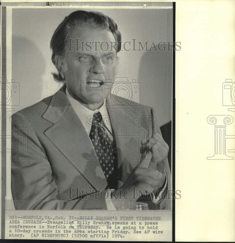 Load image into Gallery viewer, 1974 Press Photo Evangelist Billy Graham at Norfolk, Virginia press conference
