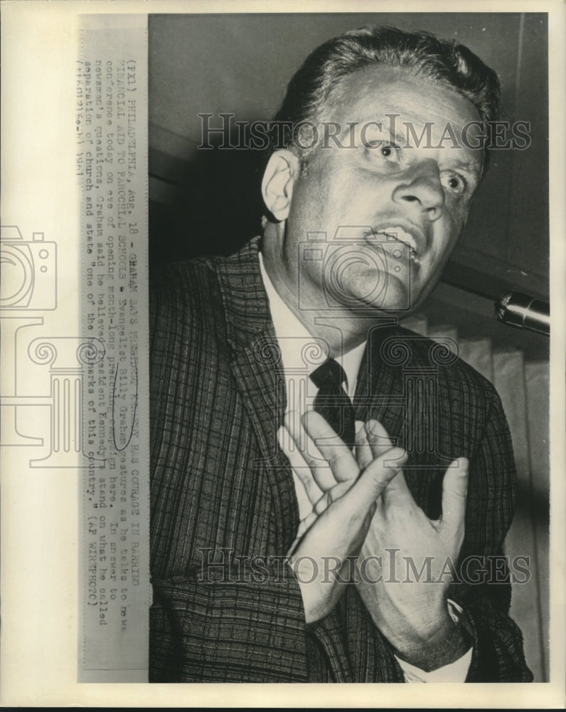 1961 Press Photo Evangelist Billy Graham gestures during news conference