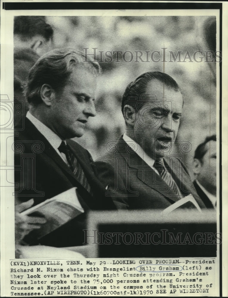 Load image into Gallery viewer, 1970 Press Photo President Nixon &amp; Evangelist Graham look over Crusade program

