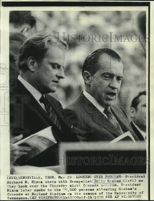 1970 Press Photo President Nixon & Evangelist Graham look over Crusade program