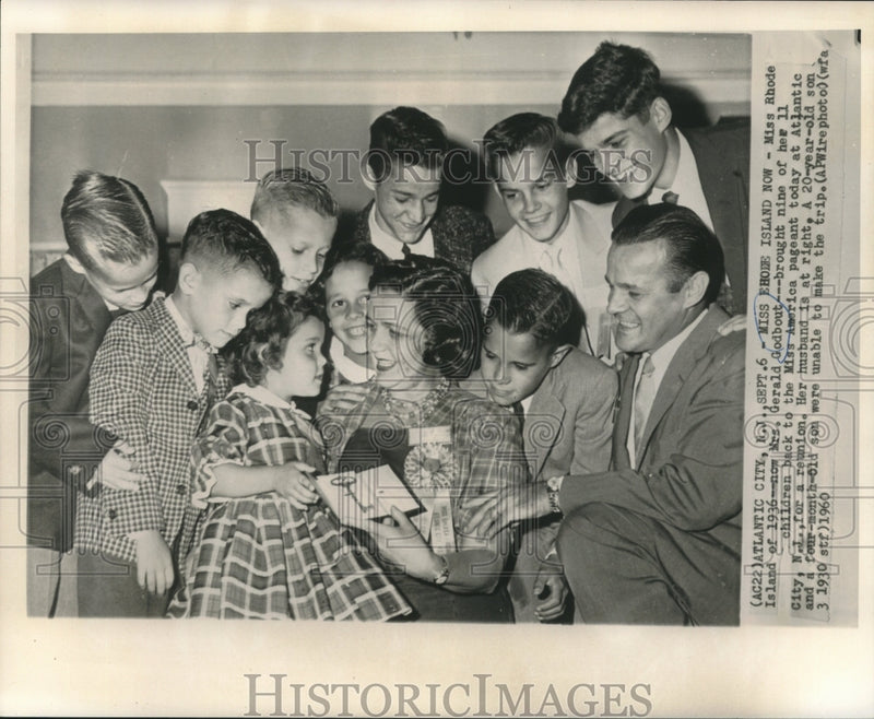 Load image into Gallery viewer, 1960 Press Photo Miss America 1936, with her family at NJ pageant reunion
