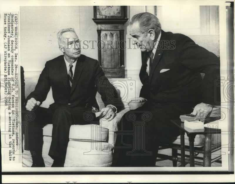 Load image into Gallery viewer, 1968 Press Photo General Goodpaster meets with President Johnson at White House
