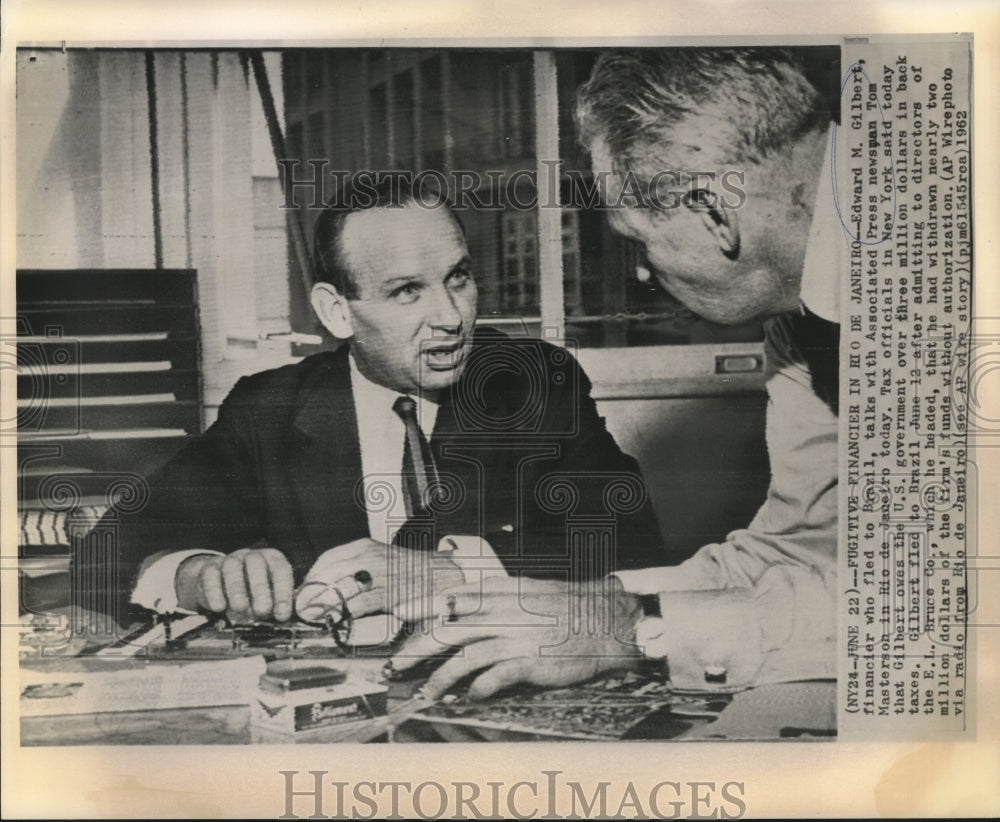 1962 Press Photo Fugitive financier Edward Gilbert with AP newsman Masterson