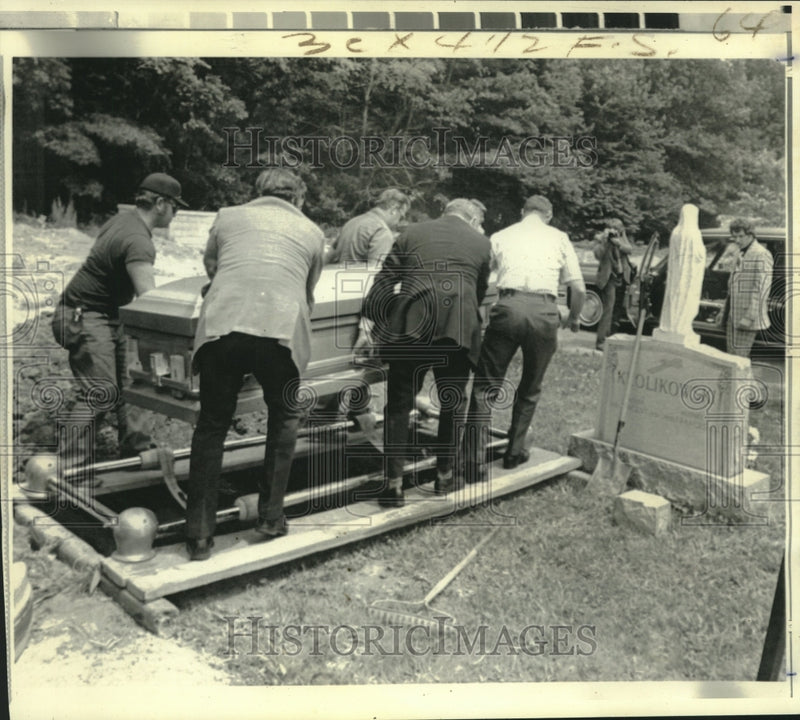 Load image into Gallery viewer, 1974 Press Photo Exhumed body of Patricia Ann Albanowski Giesick in New Jersey
