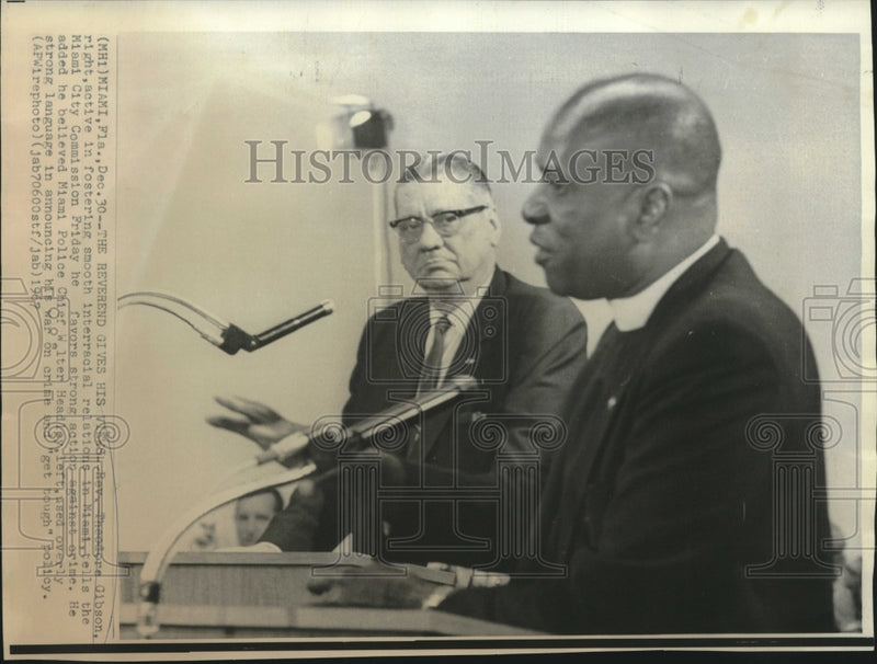 Load image into Gallery viewer, 1968 Press Photo Reverend Gibson &amp; Miami Police Chief at City Commission meeting
