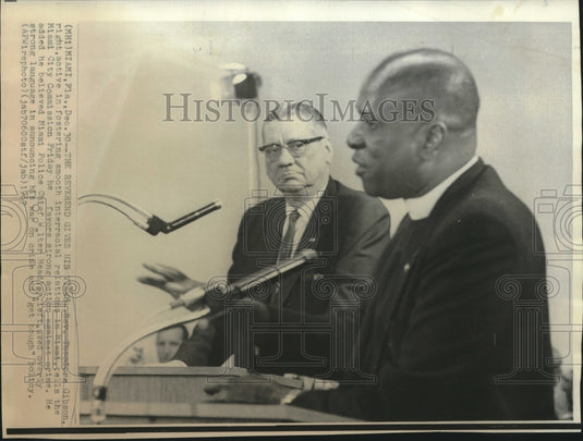 1968 Press Photo Reverend Gibson & Miami Police Chief at City Commission meeting