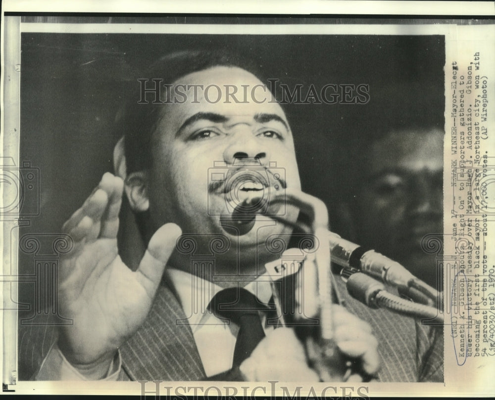 1970 Press Photo Newark, NJ mayor-elect Gibson shouts &quot;Right On&quot; to supporters