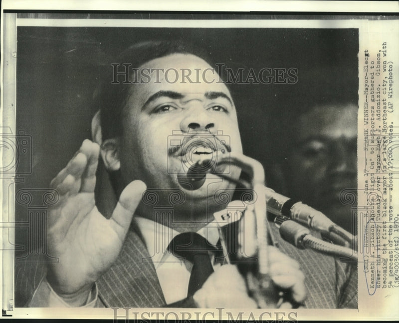Load image into Gallery viewer, 1970 Press Photo Newark, NJ mayor-elect Gibson shouts "Right On" to supporters
