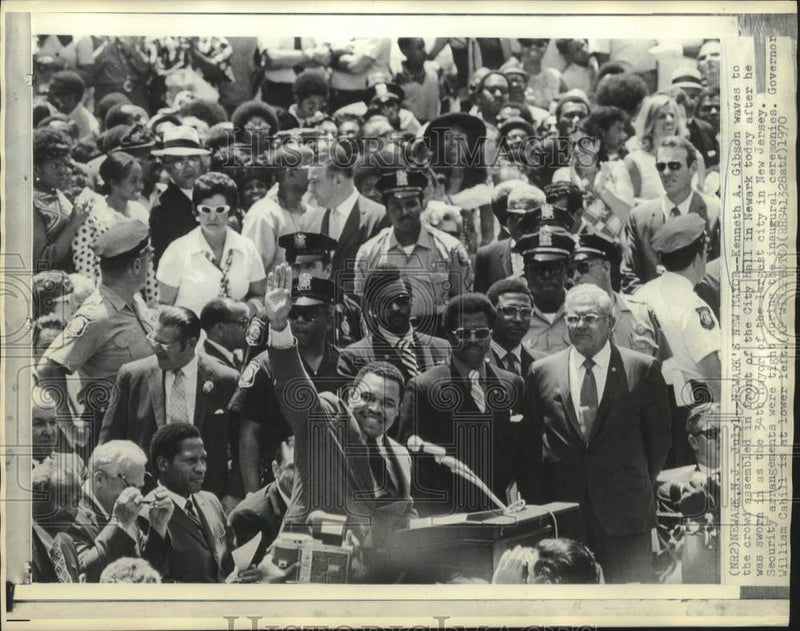 Load image into Gallery viewer, 1970 Press Photo Newly sworn in Newark Mayor Kenneth Gibson waves to crowd
