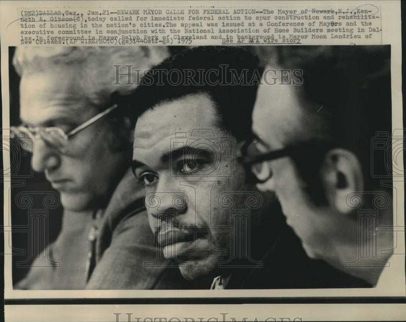 Load image into Gallery viewer, 1975 Press Photo Newark Mayor Gibson &amp; others at Mayors Conference in Dallas
