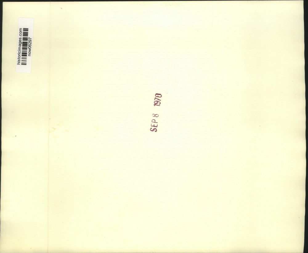 1970 Press Photo Judge Staats, left, rubs injured head from assault by Gibbon