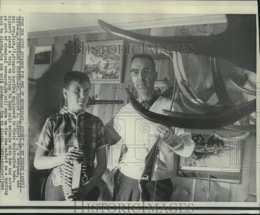 1967 Press Photo Dr. Herbert Gilbert & son Dick, display hunting equipment