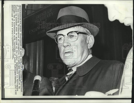 1966 Press Photo H.C. Gilbert arrives for conference with Labor Secretary