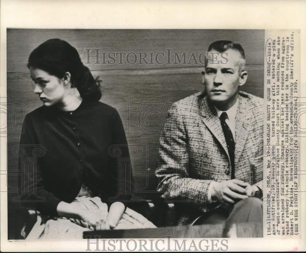 1959 Press Photo Dixie Anne Gottfried in Araphoe County Court with investigator