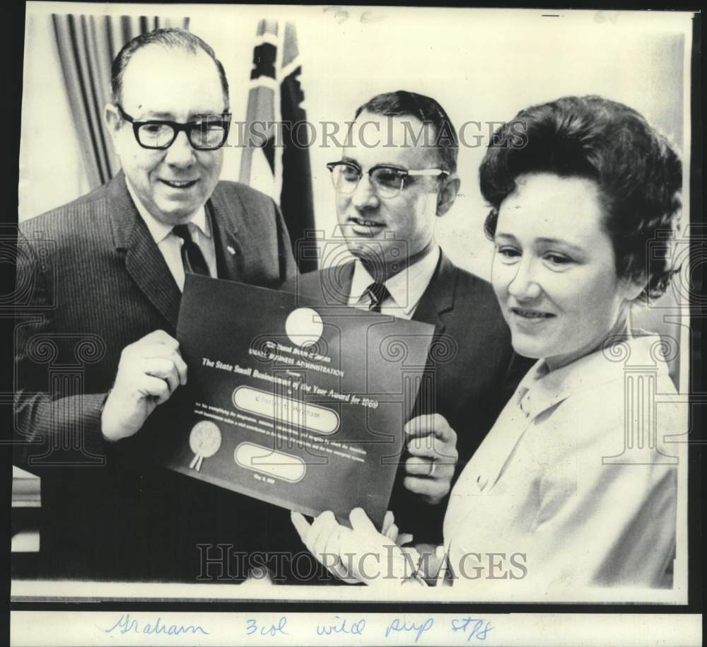 1969 Press Photo Charles Graham presented Small Businessman of the Year in MS.