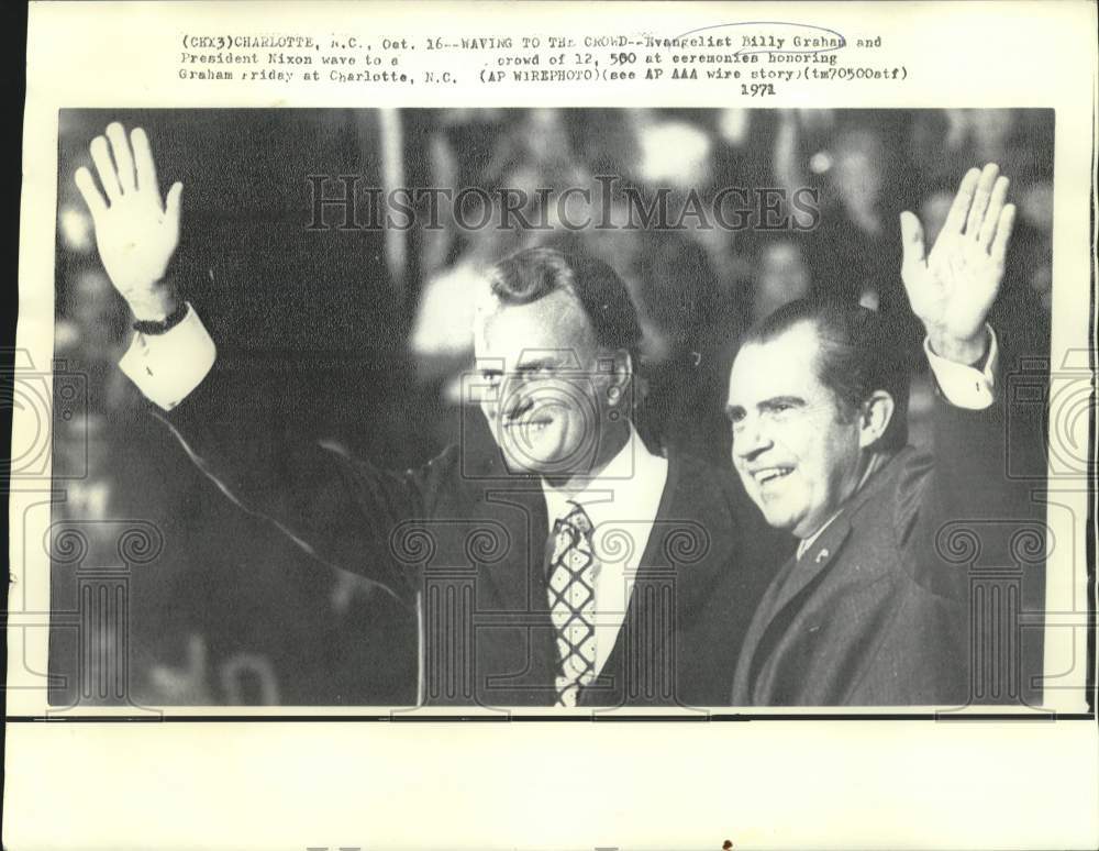 1971 Press Photo President Nixon & Evangelist Billy Graham wave to NC crowd