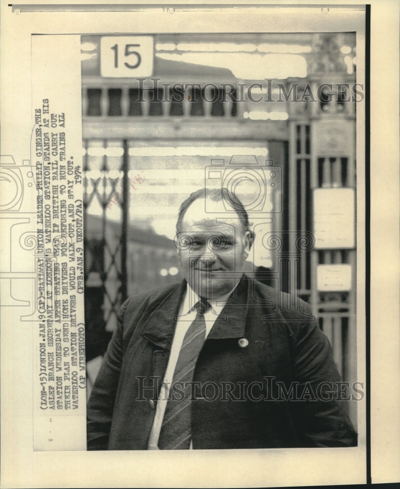1974 Press Photo Railway union leader Philip Ginger at London's Waterloo Station