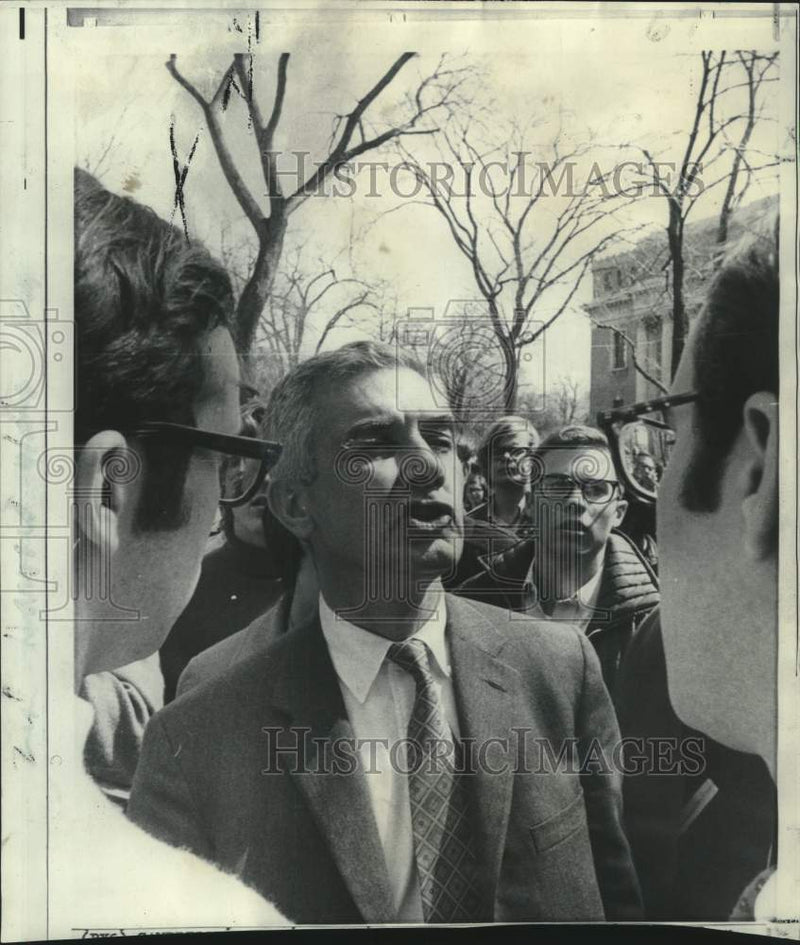 Load image into Gallery viewer, 1969 Press Photo Harvard's Dean talks to protesting students in Harvard Yard
