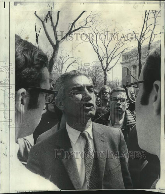 1969 Press Photo Harvard's Dean talks to protesting students in Harvard Yard