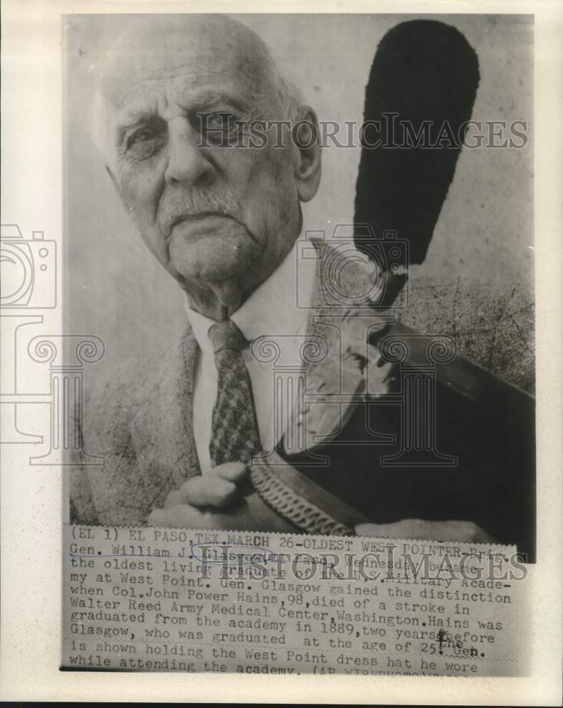 1964 Press Photo Oldest West Pointer Brig. General Glasgow holds dress hat- Historic Images