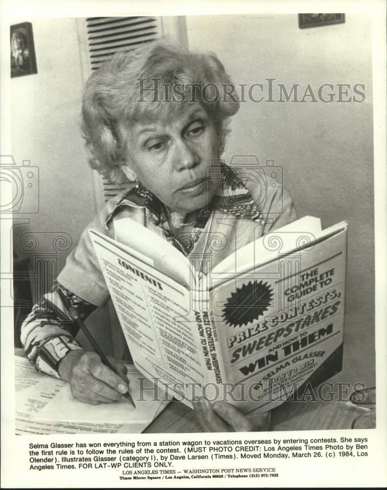 Load image into Gallery viewer, 1984 Press Photo Selma Glasser with her book on how to win contests. - now06477
