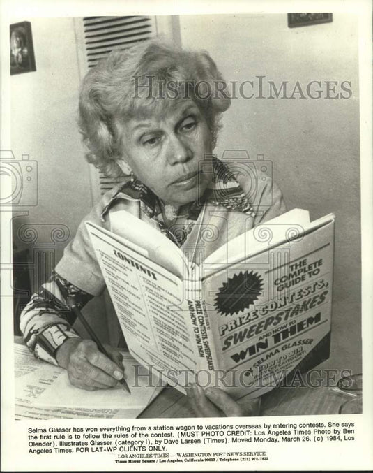 1984 Press Photo Selma Glasser with her book on how to win contests. - now06477