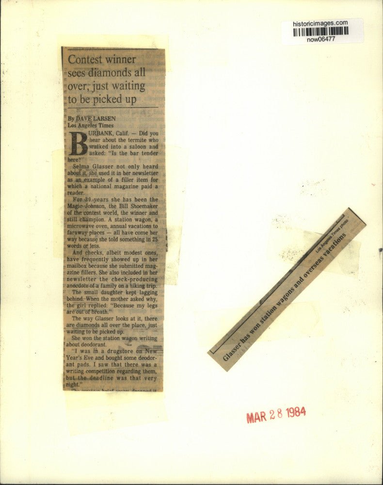 Load image into Gallery viewer, 1984 Press Photo Selma Glasser with her book on how to win contests. - now06477
