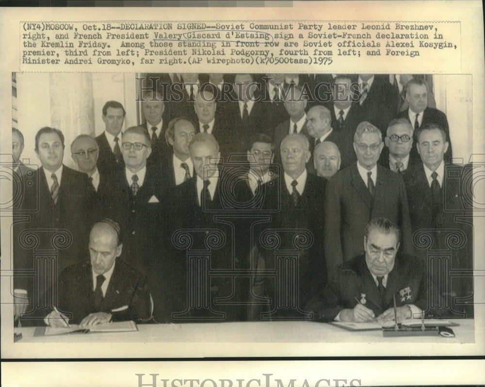 1975 Press Photo Giscard d'Estaing & Leonid Brezhnev sign Soviet-French pact
