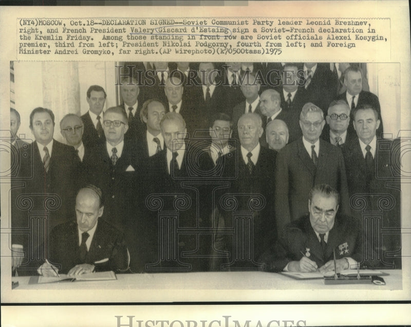 Load image into Gallery viewer, 1975 Press Photo Giscard d'Estaing &amp; Leonid Brezhnev sign Soviet-French pact
