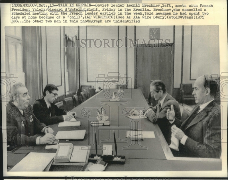 Load image into Gallery viewer, 1975 Press Photo Leonid Brezhnev &amp; Giscard d'Estaing meet in the Kremlin
