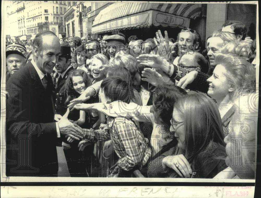 1974 Press Photo Parisians greet France&#39;s President Giscard e&#39;Estaing