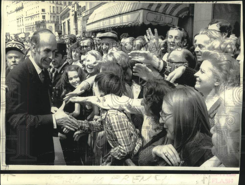 Load image into Gallery viewer, 1974 Press Photo Parisians greet France's President Giscard e'Estaing

