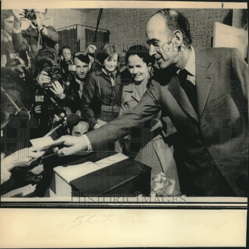 Load image into Gallery viewer, 1974 Press Photo Valery Giscard d'Estang cast his vote for President of France.
