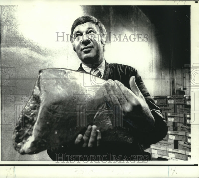 Load image into Gallery viewer, 1973 Press Photo Bernard Goldstein displays cut of beef for White House meals
