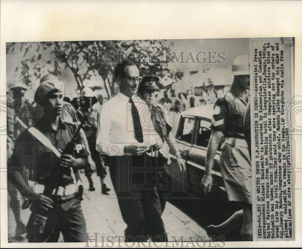 1970 Press Photo AP correspondent Michael Goldsmith escorted from UN meeting