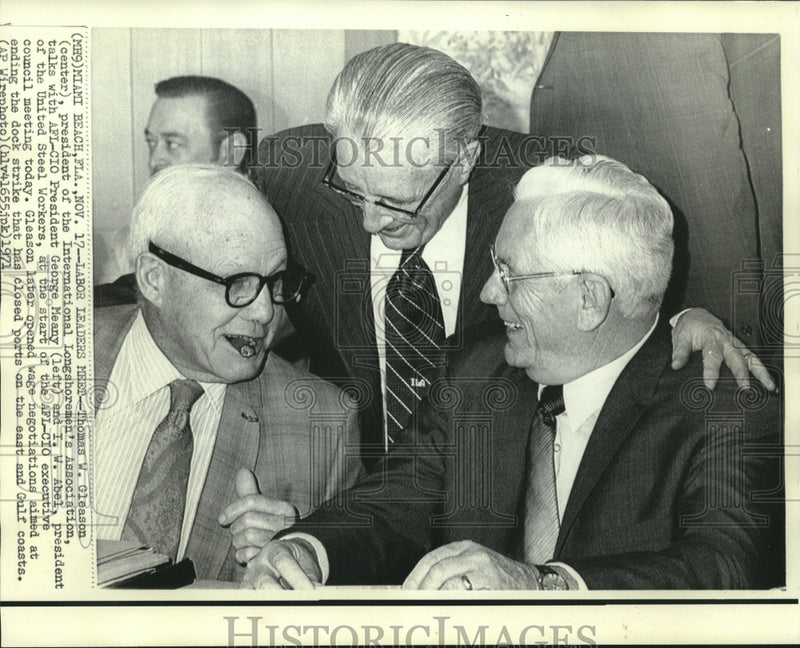 Load image into Gallery viewer, 1971 Press Photo Thomas Gleason &amp; other labor leaders at AFL-CIO meeting
