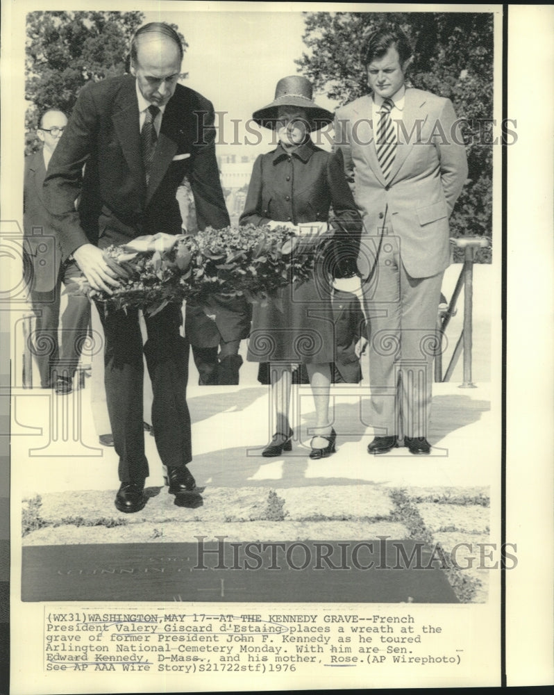 1976 Press Photo French President Giscard d&#39;Estaing with others at Kennedy grave