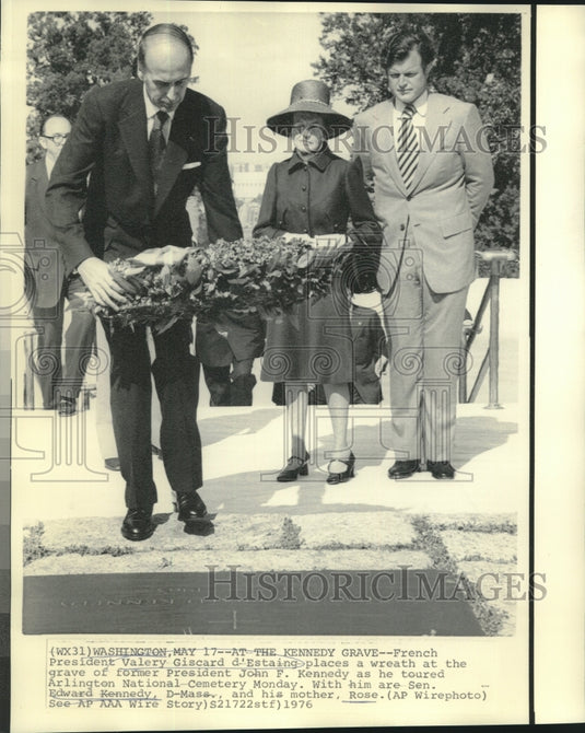 1976 Press Photo French President Giscard d'Estaing with others at Kennedy grave