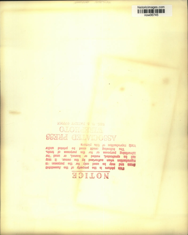 1963 Press Photo Race car driver Richie Ginther explains curves to Innes Ireland