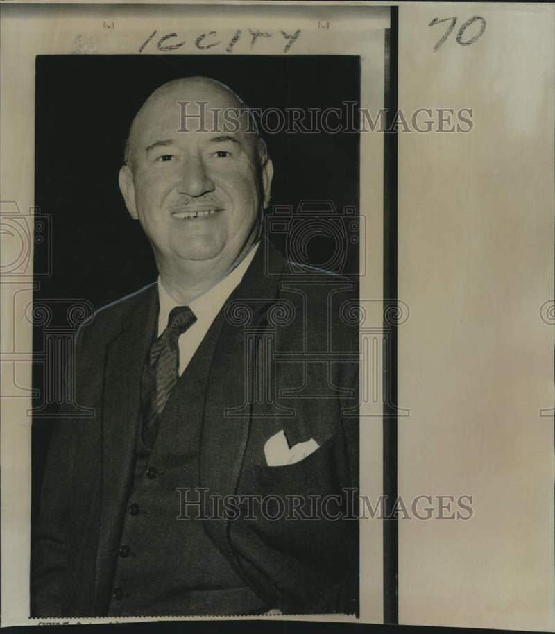 Load image into Gallery viewer, 1967 Press Photo Associated Press Pulitzer prize correspondent Eddy Gilmore.
