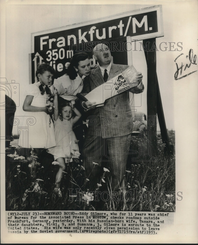 1953 Press Photo Russia-Associated Press&#39; Eddy Gilmore &amp; family study road map