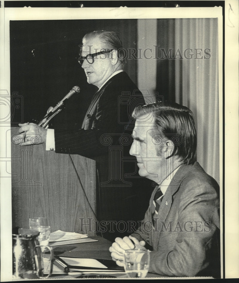 Load image into Gallery viewer, 1972 Press Photo Ohio Governor Gilligan listens to Governor Rockefeller in MN
