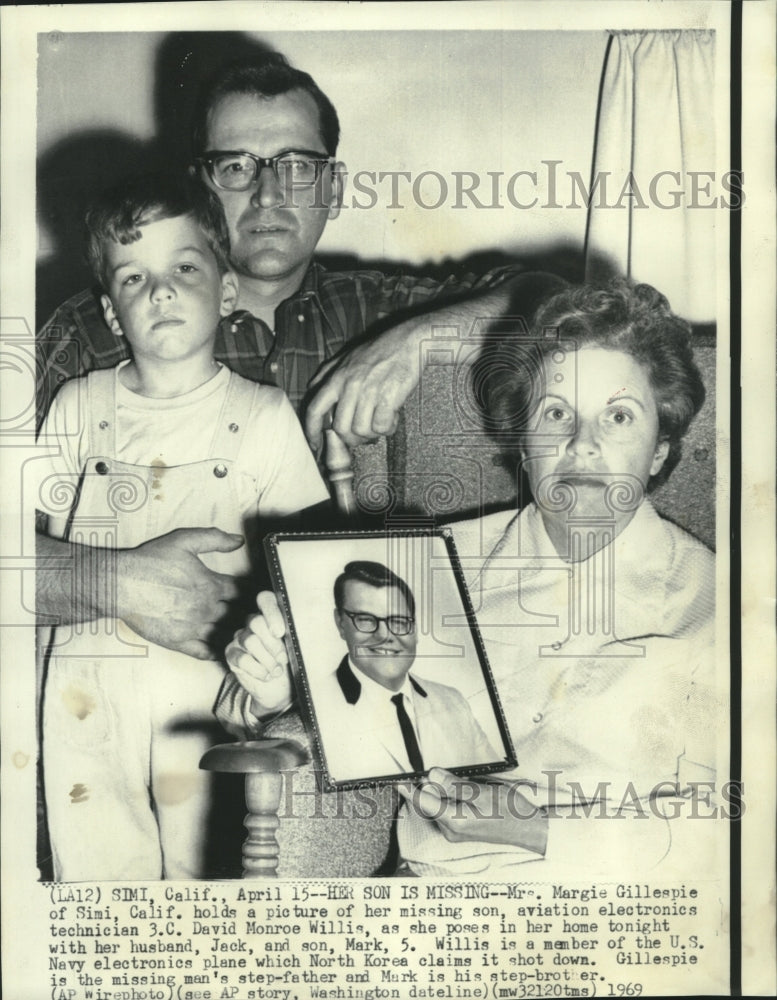 1969 Press Photo Margie Gillespie holds photo of son missing in North Korea